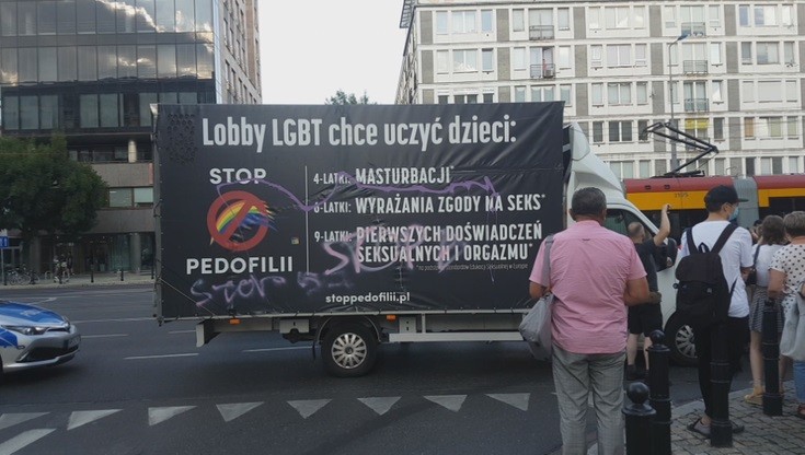 Wojewoda przeciwko zakazowi jazdy dla furgonetek pro-life i propagujących homofobię