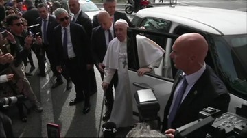 Papież Franciszek wyszedł ze szpitala. "Wciąż żyję"