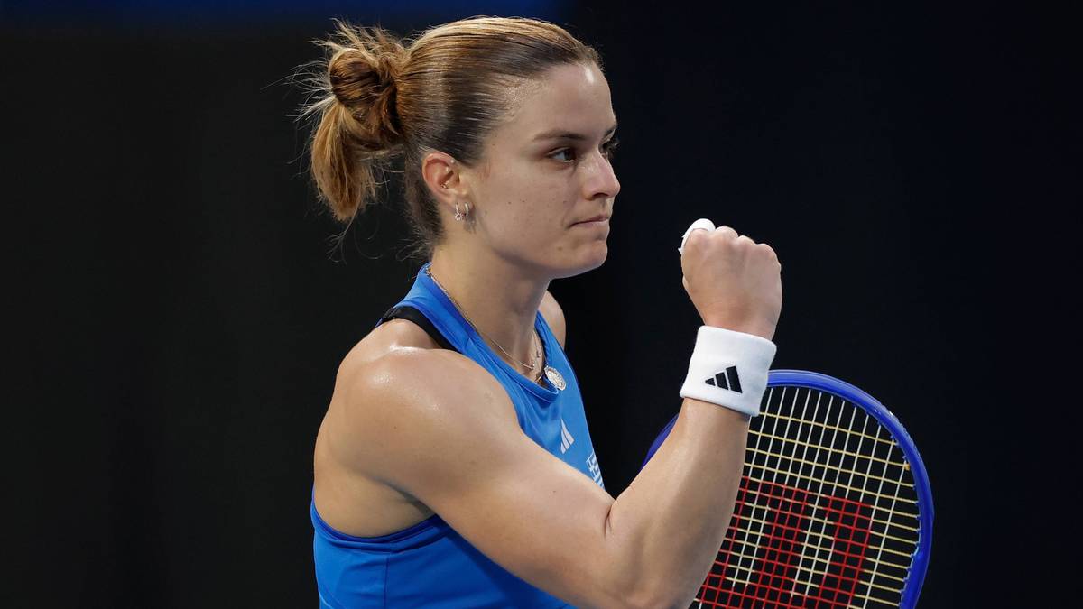 Maria Sakkari, tenisistka, świętuje zdobycie punktu, trzymając rakietę.