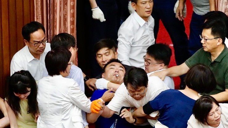 Awantura w parlamencie Tajwanu. Doszło do przepychanek