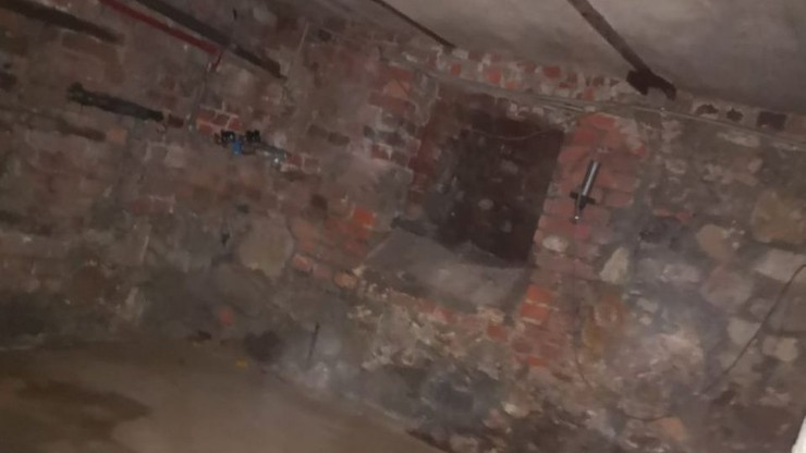 Poszukiwany listem gończym diler ukrywał się w wykutym pod domem tunelu