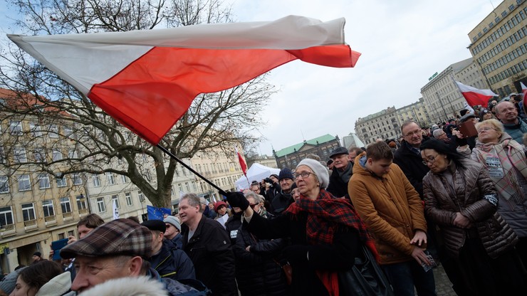 "Państwo prawa, nie Jarosława". 300 osób na demonstracji KOD w Poznaniu