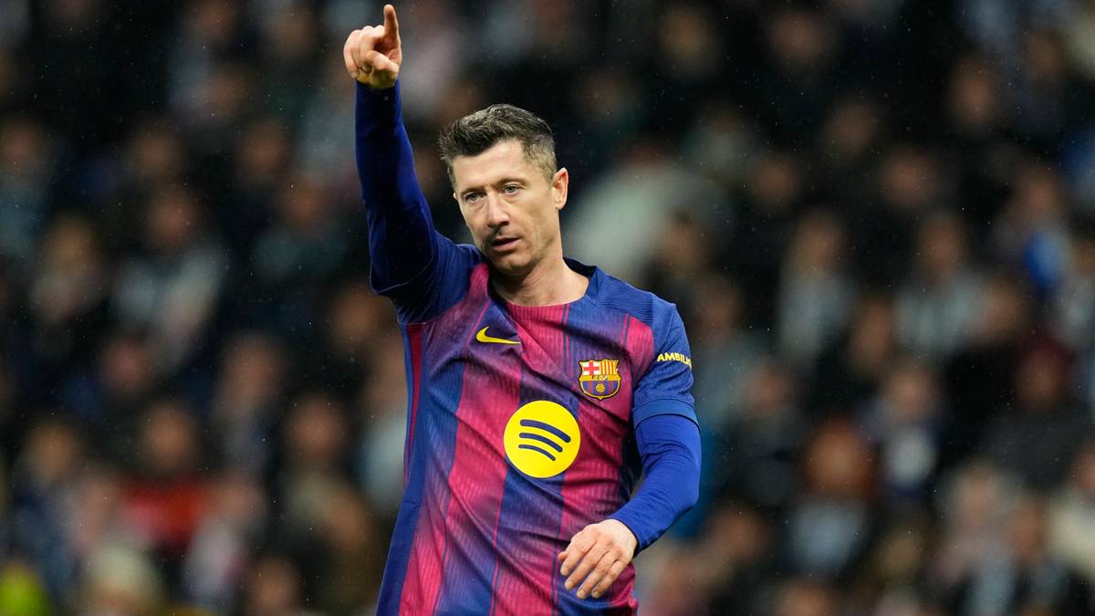 Robert Lewandowski, piłkarz FC Barcelony, unosi palec wskazujący w g&oacute;rę.