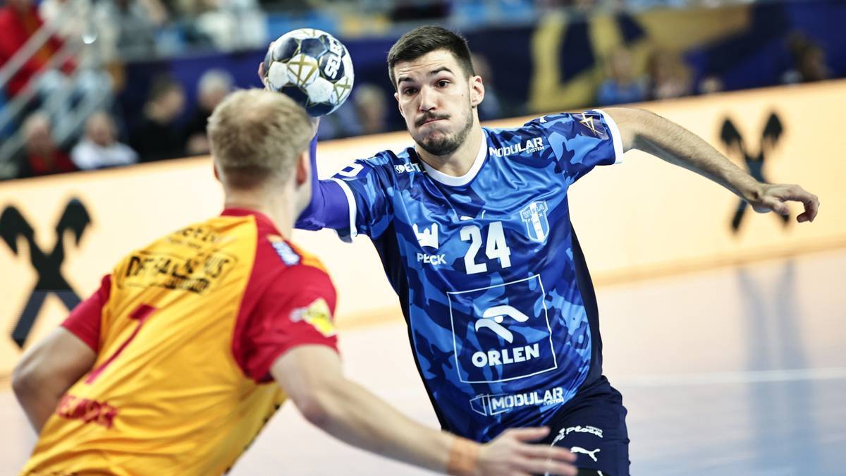 Dwóch zawodników piłki ręcznej podczas meczu, jeden w niebieskiej koszulce z numerem 24 celuje do bramki, drugi w żółtej koszulce próbuje go zatrzymać.