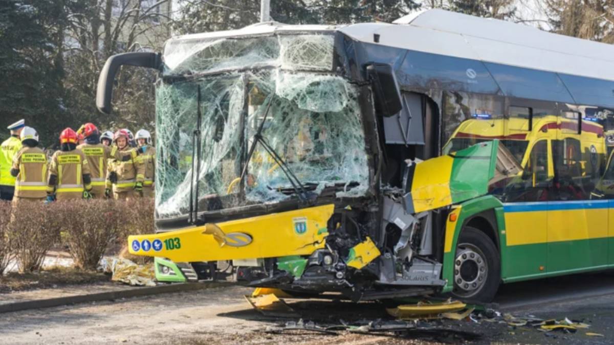 Karambol przy szkole. Kilka aut wjechało w autobus, są poszkodowani