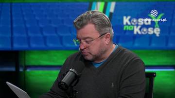 Mężczyzna z okularami siedzi przy mikrofonie, czytając dokument. W tle widoczny jest niebieski ekran z zielonymi elementami i logo "Kosa na Kosę".