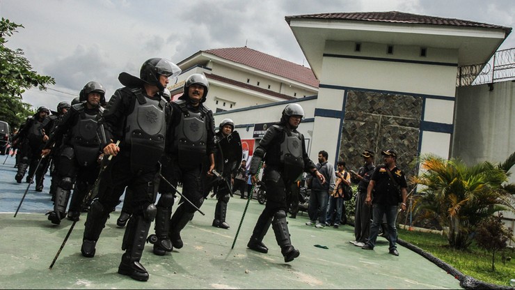 Dwustu uciekinierów z więzienia w Indonezji nadal na wolności