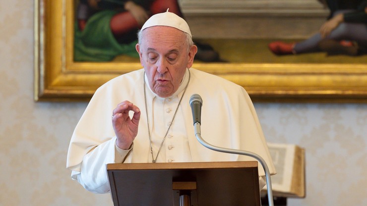 Papież obniża pensje w Watykanie. Mniej zarobią m.in. kardynałowie i zakonnicy