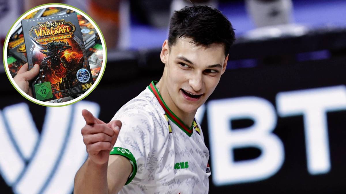 Młody siatkarz w stroju sportowym, z doigtem skierowanym w stronę widza, z okrągłą wstawką pokazującą grę "Warcraft" w lewym g&oacute;rnym rogu.