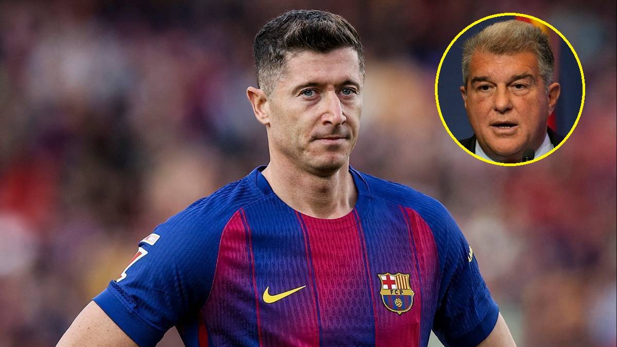 Robert Lewandowski w stroju Barcelony, w tle zdjęcie Joana Laporty.