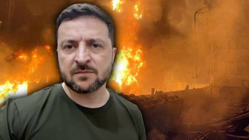 Prezydent Ukrainy Wołodymyr Zełenski na tle płonącego obiektu