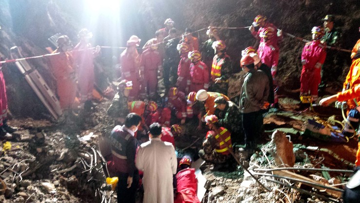 Chiny: odnaleziono żywego człowieka po 60 godzinach od zejścia ziemnej lawiny