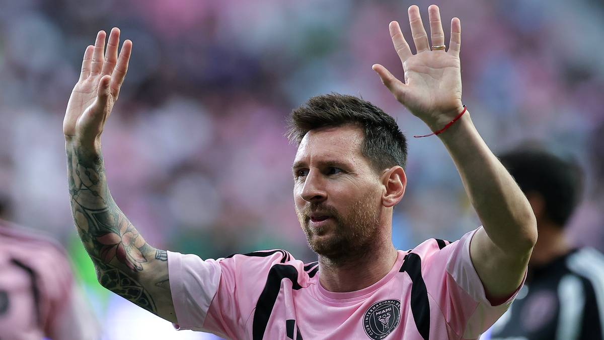 Lionel Messi z podniesionymi rękami w r&oacute;żowej koszulce Interu Miami