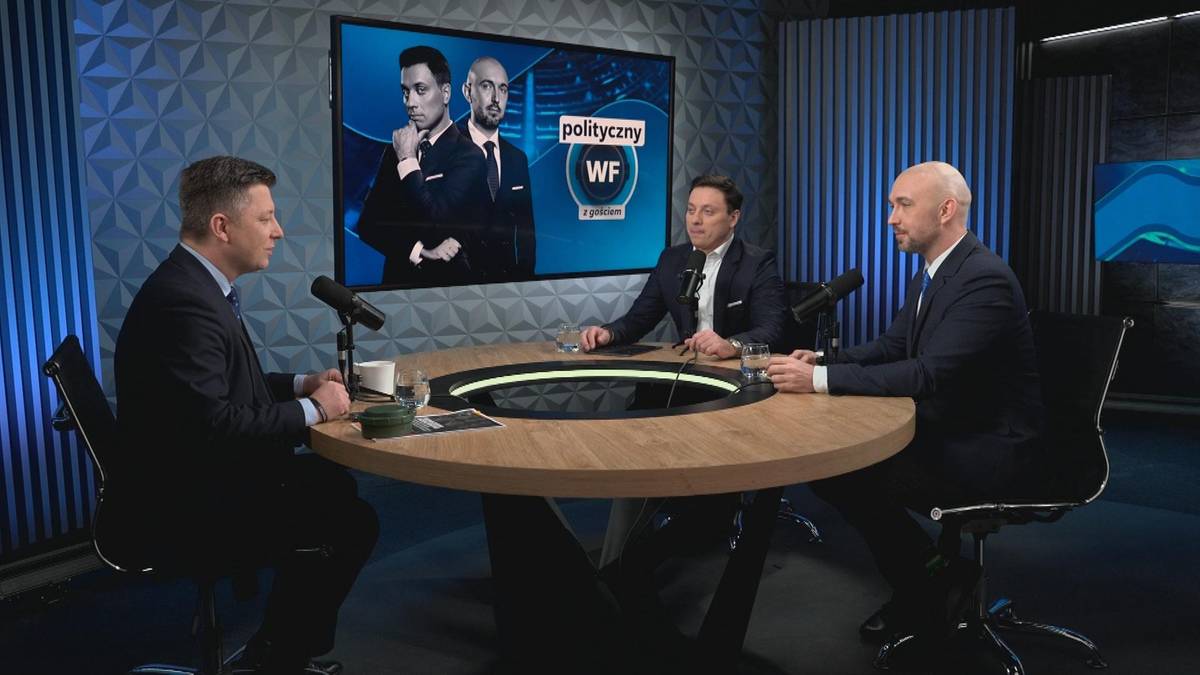 Trzech mężczyzn podczas dyskusji w studiu telewizyjnym, na ekranie za nimi widnieje logo programu "Polityczny WF".