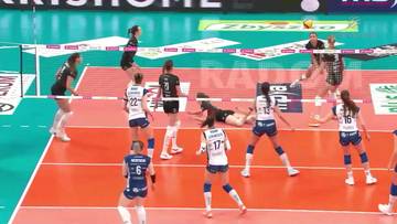 Siatkarki podczas meczu blokują piłkę nad siatką.