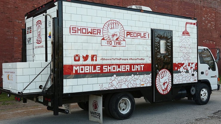 Przerobił ciężarówkę na mobilny prysznic dla bezdomnych