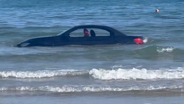 Nie chciał parkować za daleko od plaży. Auto porwały morskie fale