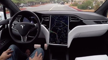 Autopilot za kierownicą. Tesla pokazała, jak jeździ autonomiczny samochód