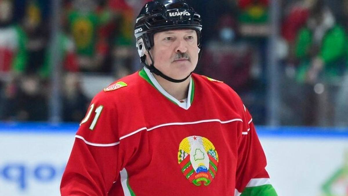 Łukaszenka wywinął orła na meczu hokeja. Białoruski przywódca runął na lód
