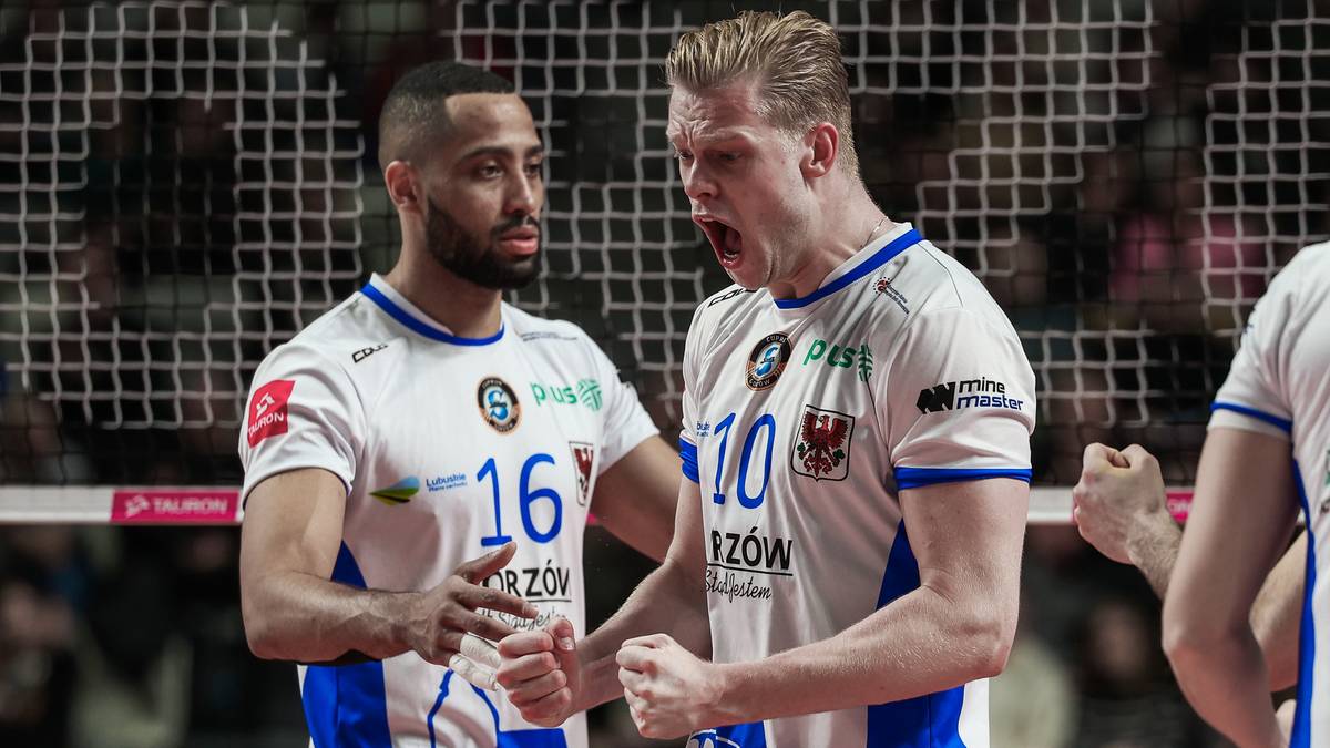 Dwóch siatkarzy w białych koszulkach z numerami 16 i 10 na plecach, jeden z nich głośno krzyczy podczas meczu.