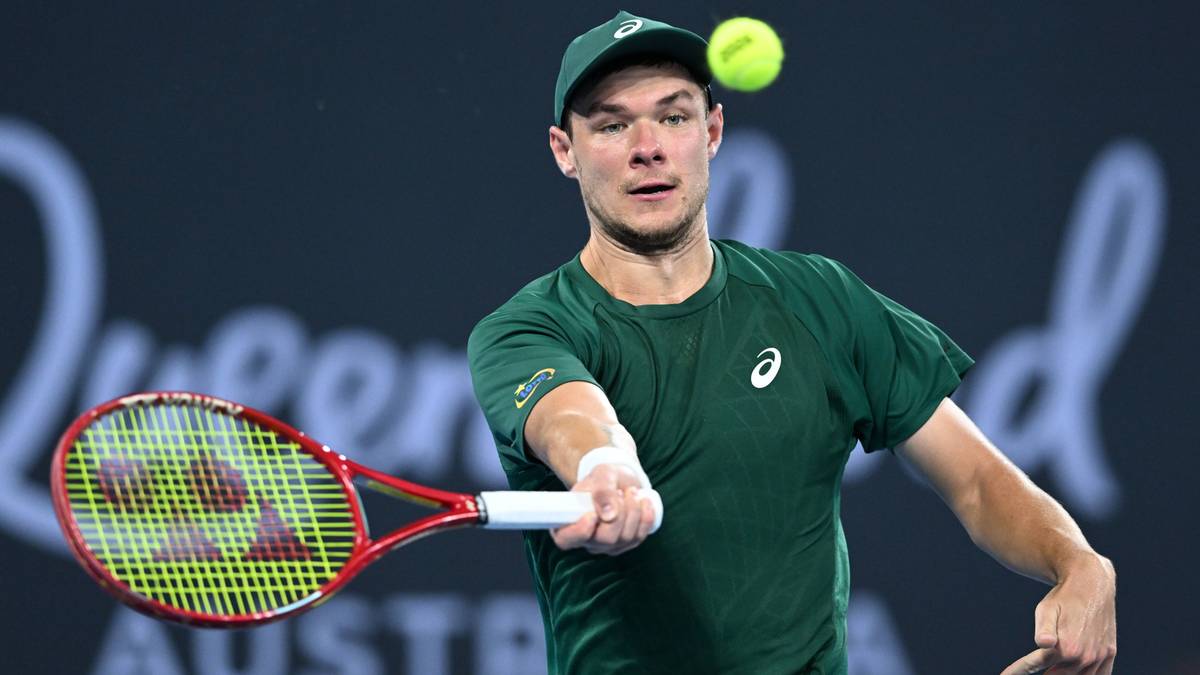 Tenisista Kamil Majchrzak podczas uderzenia rakietą