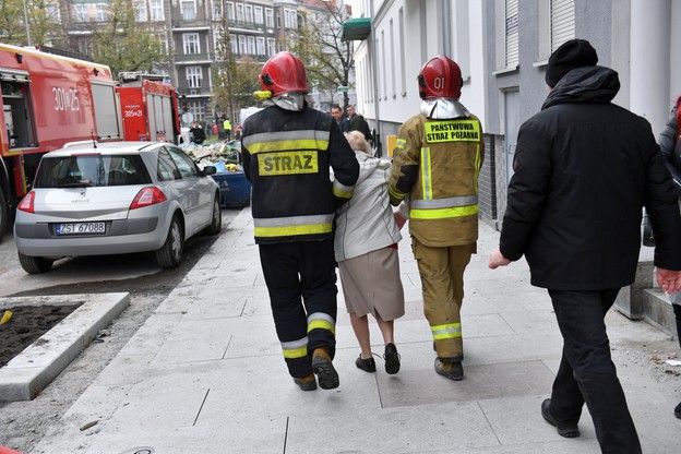 Strażacy pomagali starszym mieszkańcom kamienicy ewakuować się z płonącego budynku