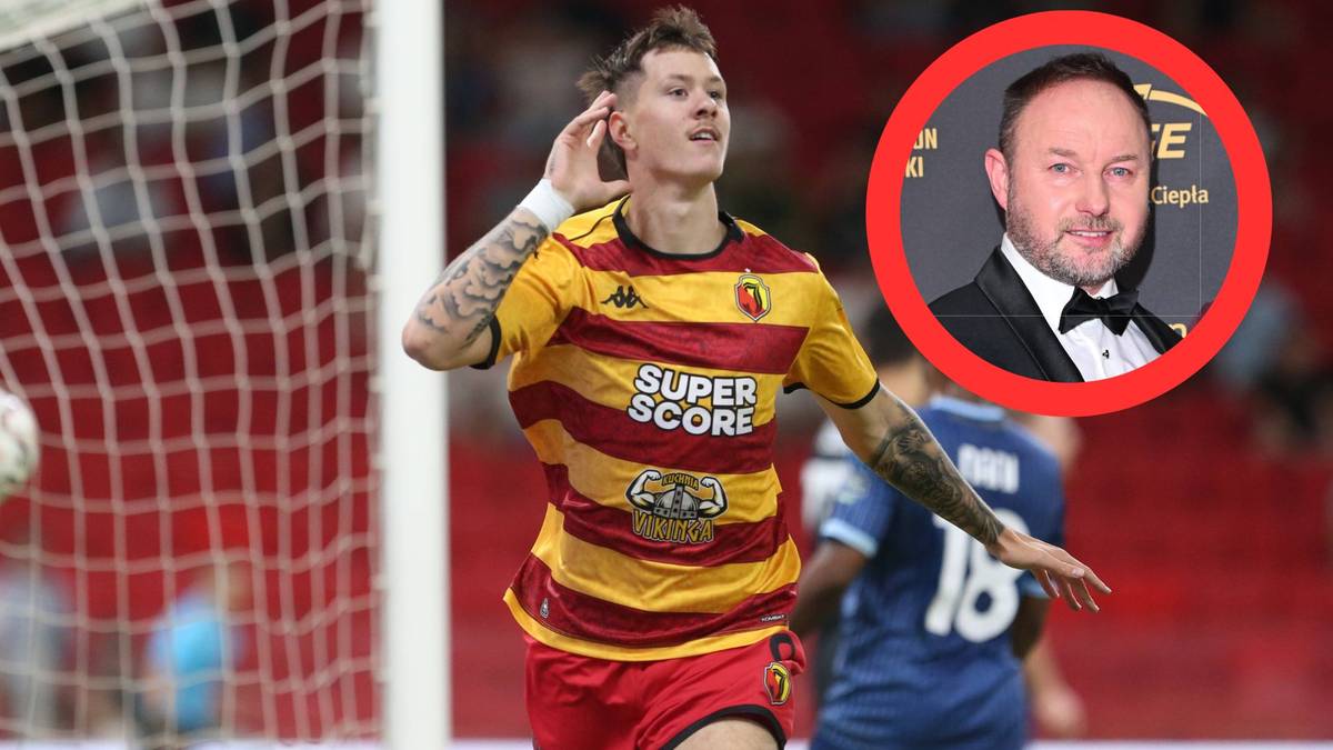 Piłkarz w żółto-czerwonej koszulce "Super Score" świętuje bramkę, obok w okręgu znajduje się zdjęcie mężczyzny w garniturze z muszką.