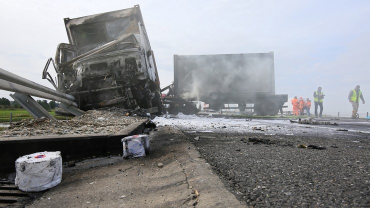 Pożar ciężarówki na S8. Wiozła sprzęt do szpitala polowego w Warszawie [ZDJĘCIA]
