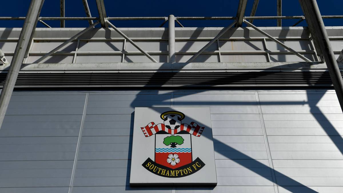Herb klubu Southampton FC na ścianie budynku stadionu.