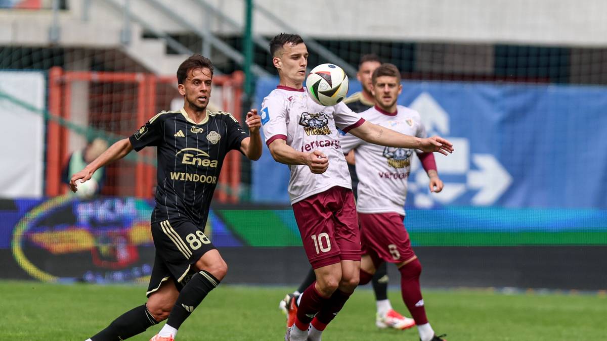 Piłkarz kontroluje piłkę głową podczas meczu.