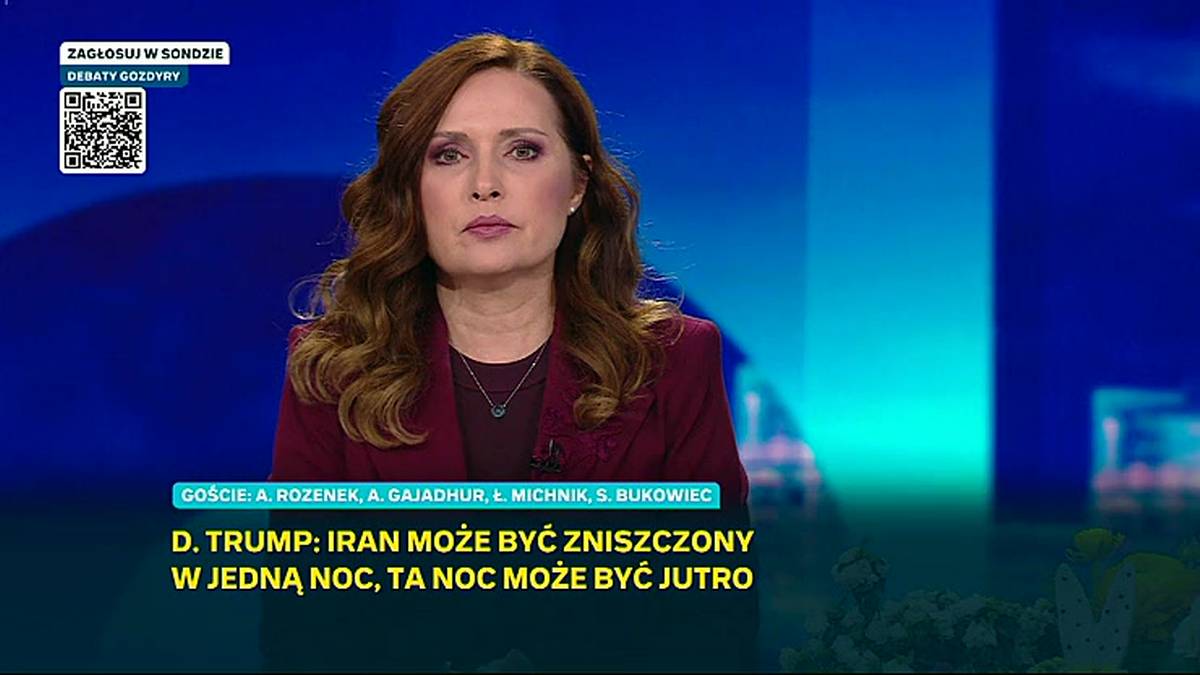 Kobieta siedzi w studiu telewizyjnym, ubrana w bordowy żakiet. Na ekranie w tle wyświetlane są napisy informujące o debacie.