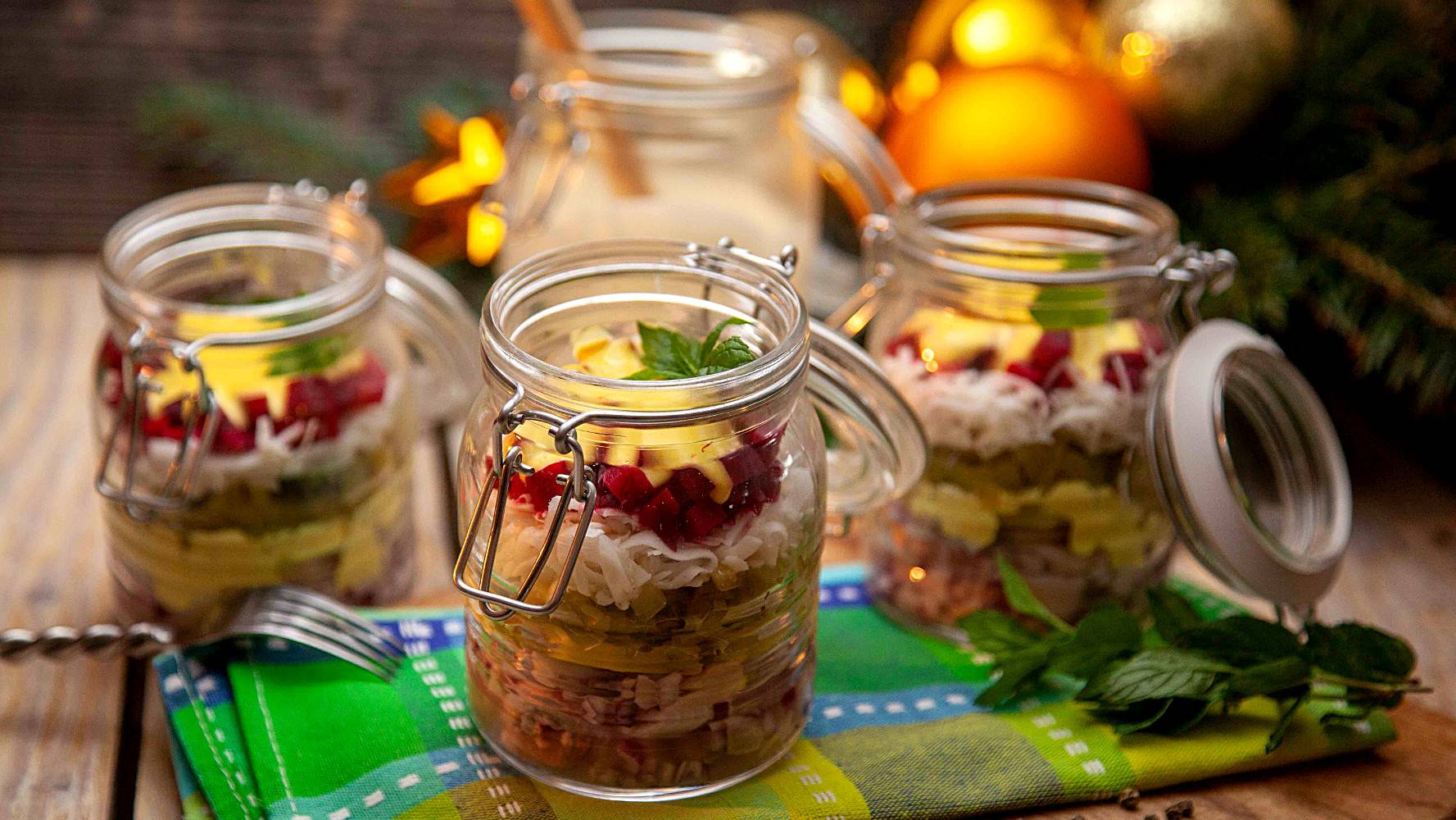 Sałatka śledziowa w słoiku. Hit na Sylwestra z „Ewa gotuje”