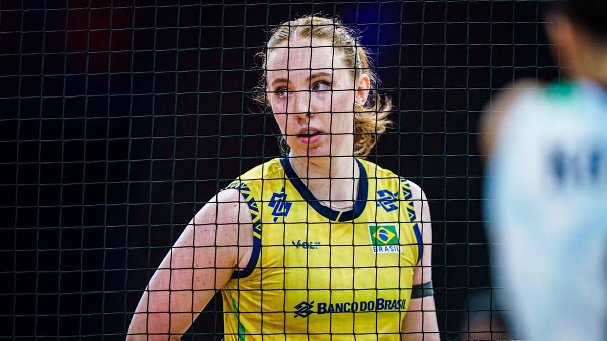 Siatkarka w ż&oacute;łtej koszulce reprezentacji Brazylii z numerem na plecach, patrząca w lewo.