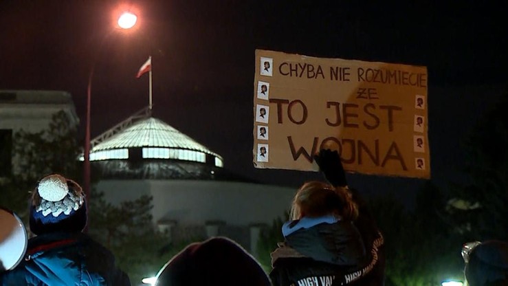 Strajk Kobiet. Zakończył się protest w Warszawie. Użyto gazu, ranny policjant