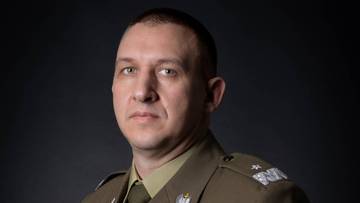 Portret generała brygady Jarosława Chojnackiego w mundurze wojskowym.