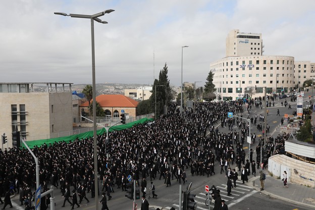 Pogrzeb izraelskiego rabina. 10-tysięczny tłum