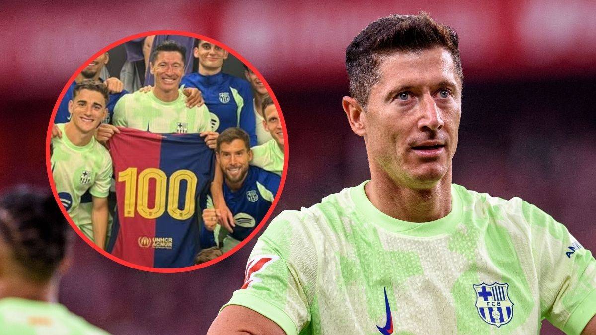 Robert Lewandowski w zielonej koszulce Barcelony, z prawej strony, patrzy wprost. Po lewej stronie, w okręgu, znajduje się zdjęcie drużyny Barcelony świętującej jubileusz 100 goli w szatni.
