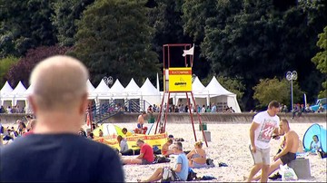 Można pływać na kąpielisku miejskim w Gdyni. Olej opałowy zebrany, nad wodą biała flaga