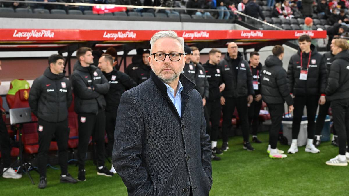 Trener reprezentacji Polski U21 Jerzy Brzęczek na boisku piłkarskim.