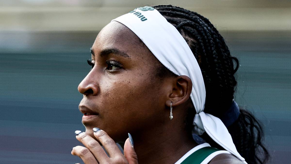 Portret Coco Gauff w zbliżeniu, widziany z profilu. Ma na głowie białą opaskę, a jej włosy są splecione w warkocze. Na uchu wisi drobna kolczyka.