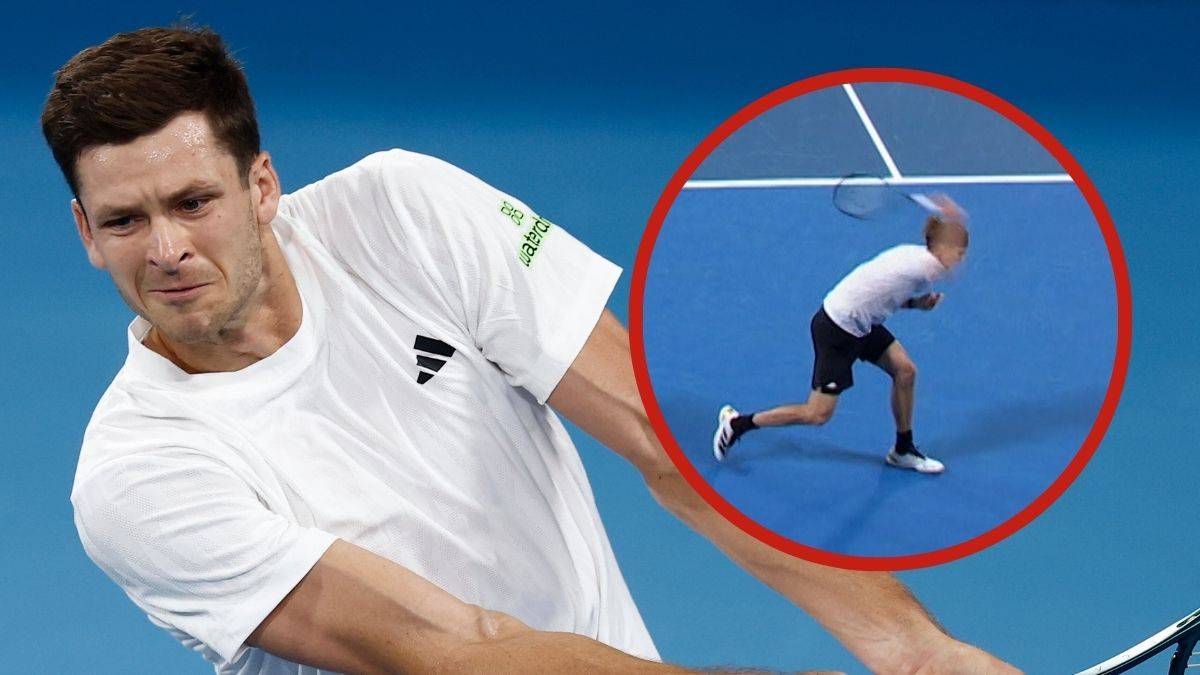 Hubert Hurkacz podczas meczu tenisowego, w tle ujęcie Alexandra Zvereva rzucającego rakietą.