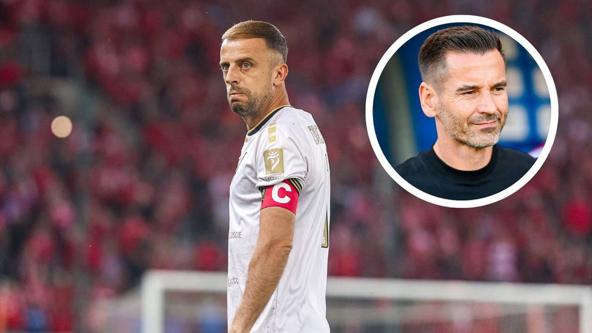 Piłkarz Kamil Grosicki z opaską kapitana na ramieniu, w tle trybuny stadionu. Obok niego portret trenera w okrągłej ramce.