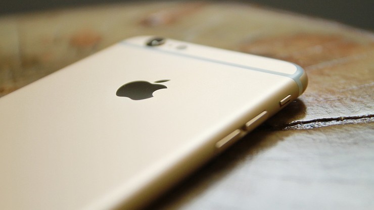 Zaostrza się spór Apple i FBI ws. odblokowania iPhone'a