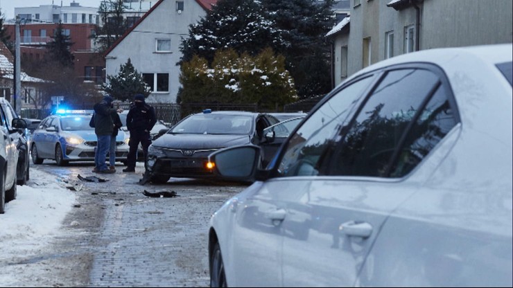 Gdańsk. Uciekał przez patrolem i taranował samochody. Policjanci użyli broni