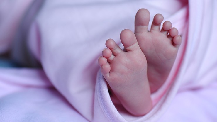 Żywy noworodek znaleziony w walizce. Obok szczątki innego niemowlęcia