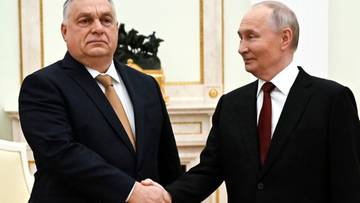 Viktor Orban i Władimir Putin podają sobie ręce, obaj ubrani są w garnitury.