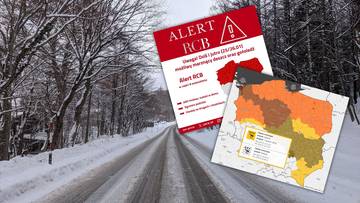 Zdjęcie przedstawia zimowy krajobraz z zaspami śniegu po bokach drogi oraz dwa dokumenty z alertami pogodowymi.