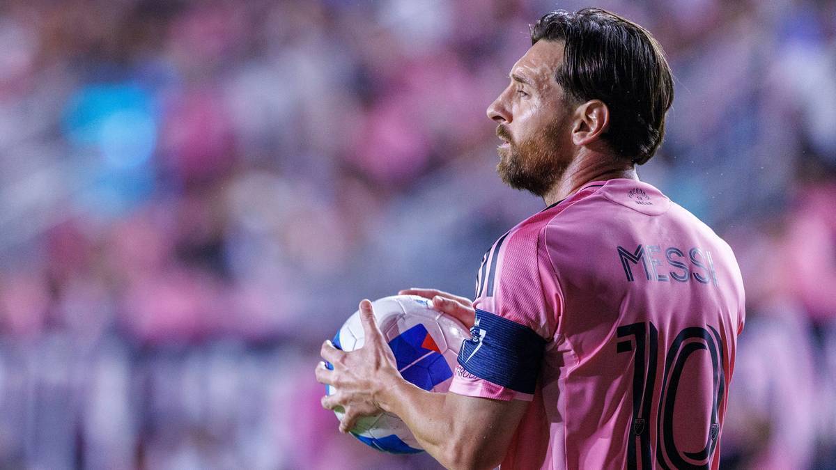 Lionel Messi trzyma piłkę podczas meczu Interu Miami.