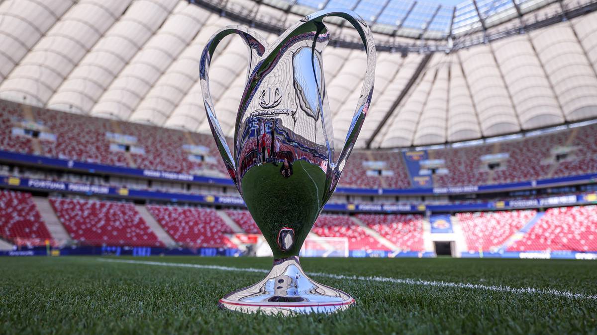 Puchar Polski na tle stadionu PGE Narodowy.