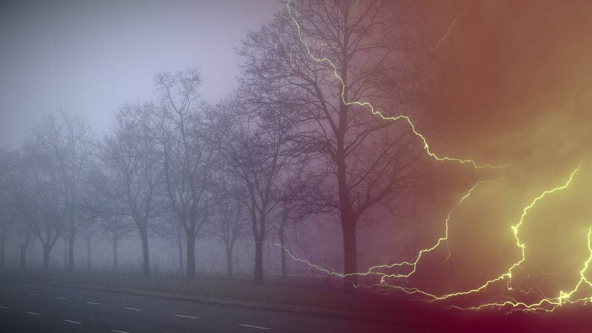 Nadciągają burze, Polskę spowije też mgła. Alerty dla połowy kraju